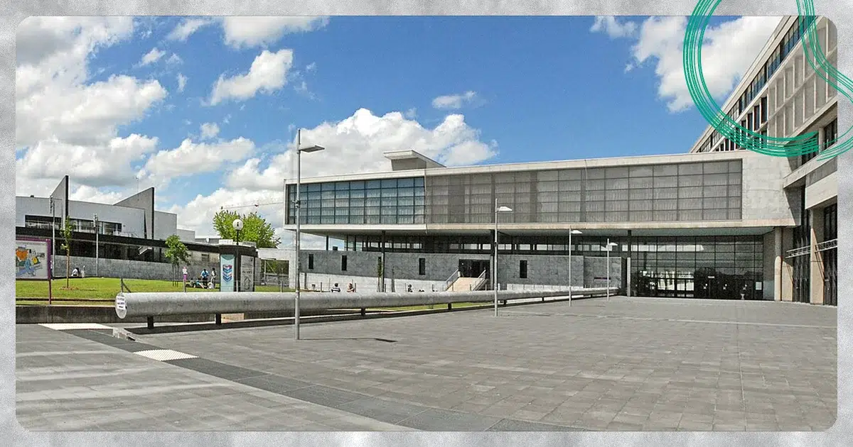 Cergy : Parvis du site des Chênes de l'université de Cergy-Pontoise
