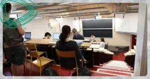 Étudiants en cours magistral dans un amphithéâtre de l'UTC de Compiègne