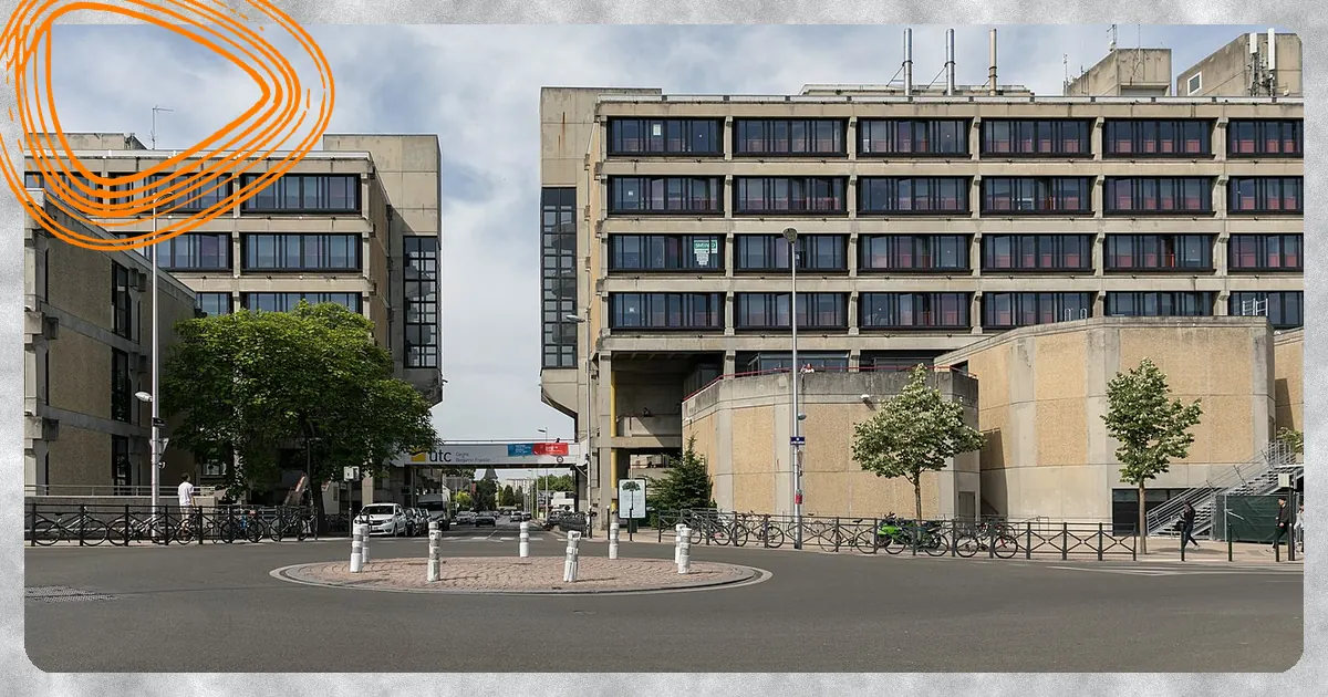 Compiègne : Centre Benjamin Franklin de l'UTC vu depuis le rond-point du centre-ville de Compiègne