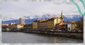 Grenoble : Quais de l'Isère à Grenoble avec la chaîne de Belledonne enneigée en arrière-plan