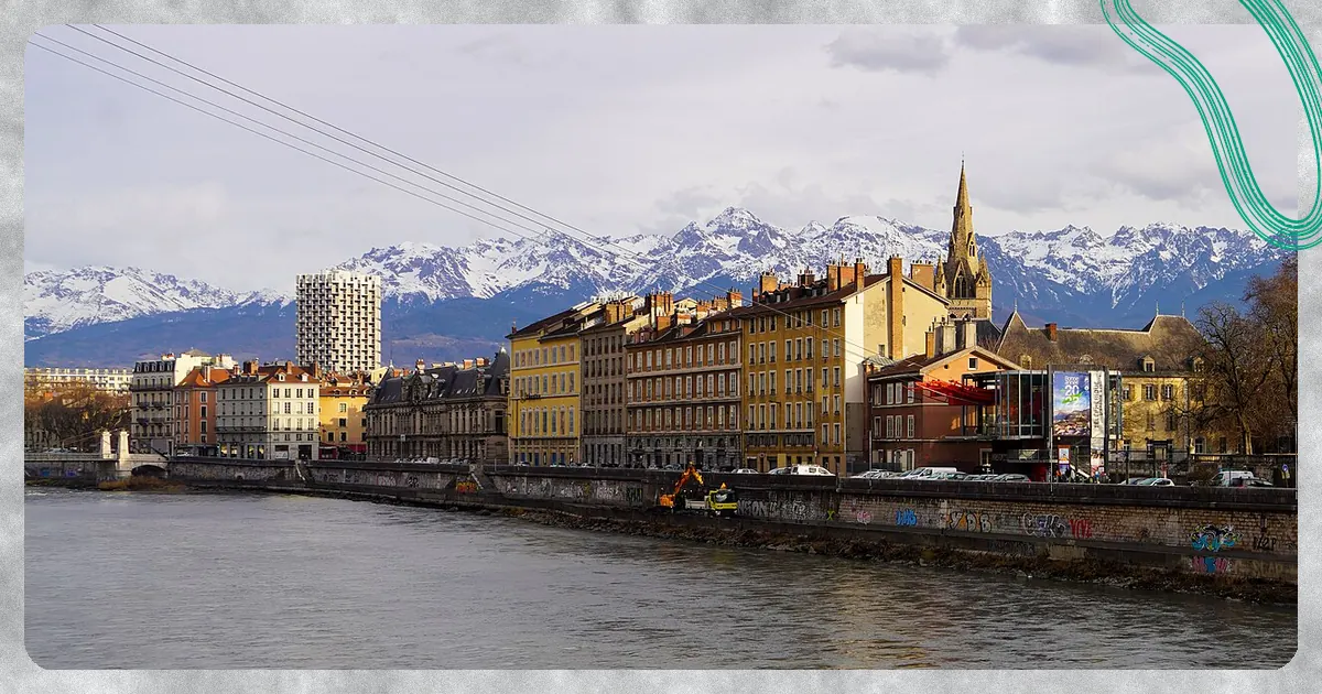 Grenoble : Quais de l'Isère à Grenoble avec la chaîne de Belledonne enneigée en arrière-plan