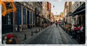 Lille (Villeneuve d'Ascq) : Rue pavée du Vieux-Lille bordée de terrasses en fin de journée