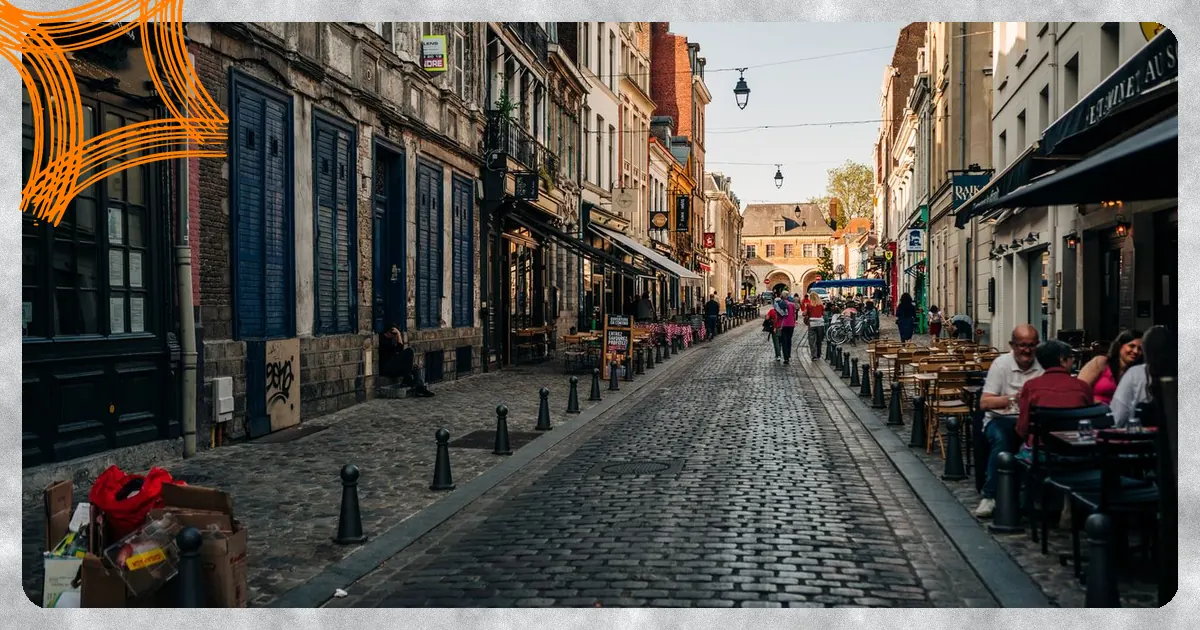 Lille (Villeneuve d'Ascq) : Rue pavée du Vieux-Lille bordée de terrasses en fin de journée