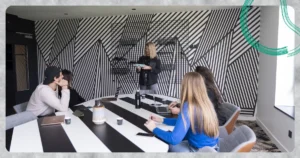Salle de réunion d'une résidence Cowool pendant un atelier d'équipe en séminaire