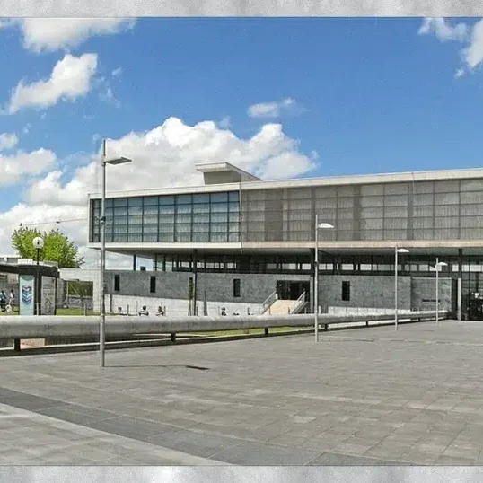 Cergy : Parvis du site des Chênes de l'université de Cergy-Pontoise