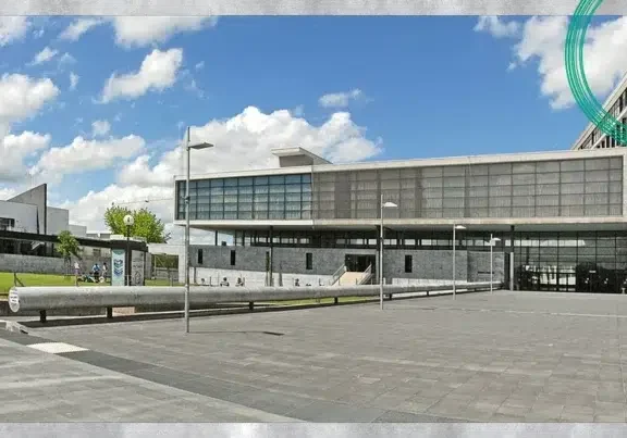 Cergy : Parvis du site des Chênes de l'université de Cergy-Pontoise