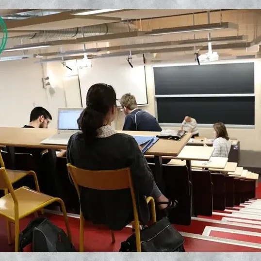 Étudiants en cours magistral dans un amphithéâtre de l'UTC de Compiègne