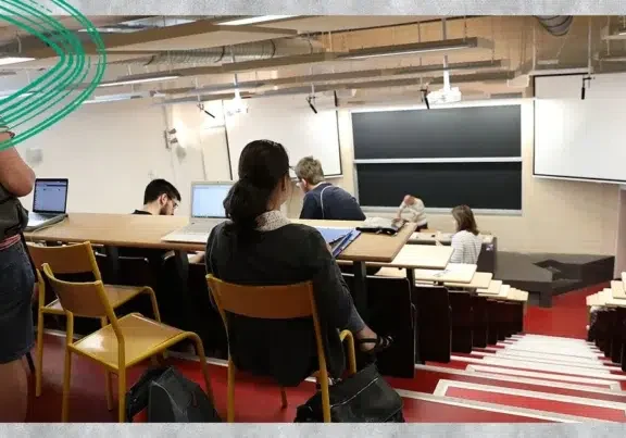 Étudiants en cours magistral dans un amphithéâtre de l'UTC de Compiègne