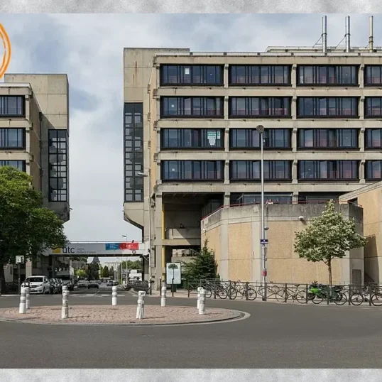 Compiègne : Centre Benjamin Franklin de l'UTC vu depuis le rond-point du centre-ville de Compiègne