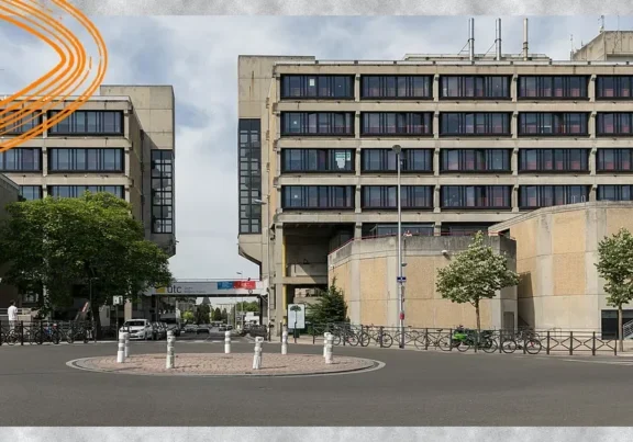Compiègne : Centre Benjamin Franklin de l'UTC vu depuis le rond-point du centre-ville de Compiègne