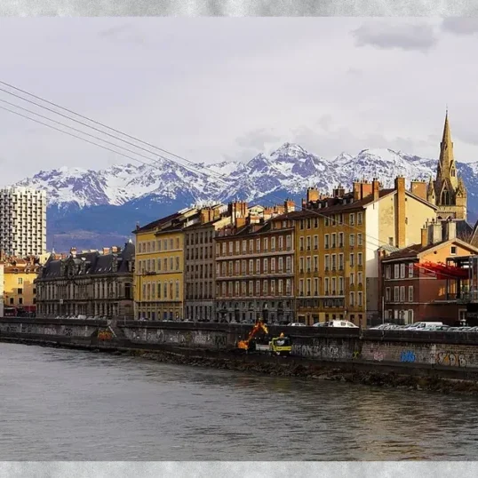 Grenoble : Quais de l'Isère à Grenoble avec la chaîne de Belledonne enneigée en arrière-plan