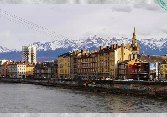 Grenoble : Quais de l'Isère à Grenoble avec la chaîne de Belledonne enneigée en arrière-plan