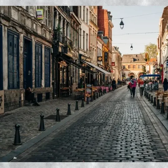 Lille (Villeneuve d'Ascq) : Rue pavée du Vieux-Lille bordée de terrasses en fin de journée