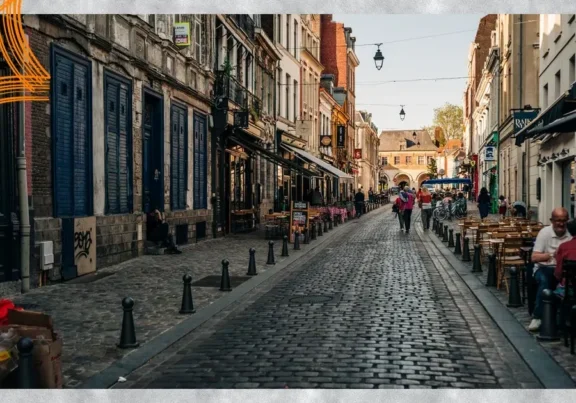 Lille (Villeneuve d'Ascq) : Rue pavée du Vieux-Lille bordée de terrasses en fin de journée