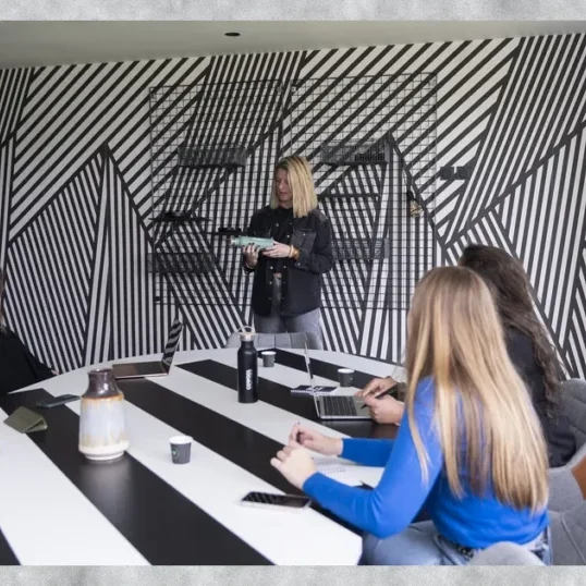 Salle de réunion d'une résidence Cowool pendant un atelier d'équipe en séminaire