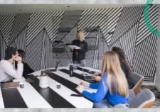 Salle de réunion d'une résidence Cowool pendant un atelier d'équipe en séminaire