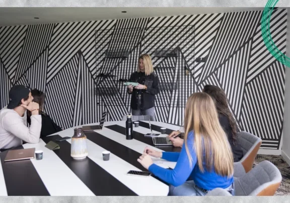 Salle de réunion d'une résidence Cowool pendant un atelier d'équipe en séminaire